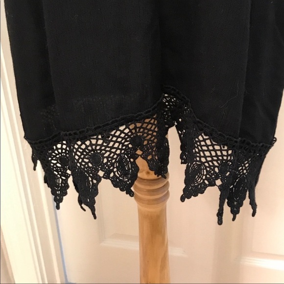 NWOT ASTR Black Dress w| Crochet Hem, Large - Picture 4 of 6